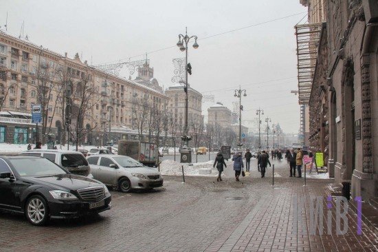 На Крещатике неизвестные срезали ограничительные столбики (ФОТОФАКТ) (фото) - фото 1 На Крещатике неизвестные срезали ограничительные столбики (ФОТОФАКТ) (фото) - фото 1