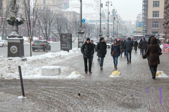 На Крещатике неизвестные срезали ограничительные столбики (ФОТОФАКТ) (фото) - фото 1 На Крещатике неизвестные срезали ограничительные столбики (ФОТОФАКТ) (фото) - фото 1