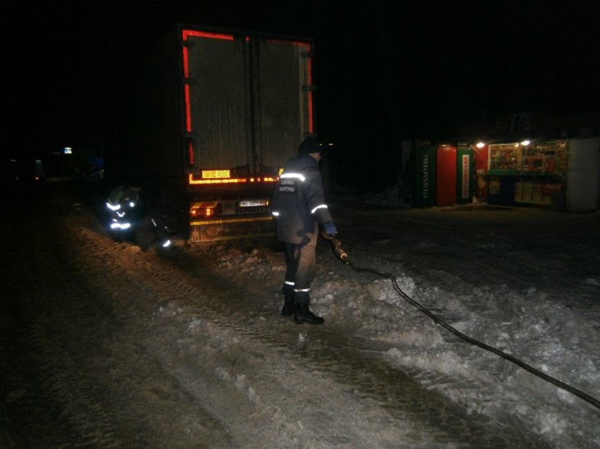 Кіровоградська область: наслідки негоди все ще змушують водіїв транспортних засобів шукати допомоги у рятувальників (ФОТО) (фото) - фото 1 Кіровоградська область: наслідки негоди все ще змушують водіїв транспортних засобів шукати допомоги у рятувальників (ФОТО) (фото) - фото 1