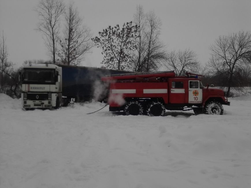 Кіровоградська область: наслідки негоди все ще змушують водіїв транспортних засобів шукати допомоги у рятувальників (ФОТО) (фото) - фото 1 Кіровоградська область: наслідки негоди все ще змушують водіїв транспортних засобів шукати допомоги у рятувальників (ФОТО) (фото) - фото 1
