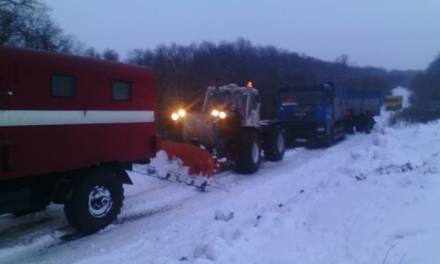 Кіровоградська область: наслідки негоди все ще змушують водіїв транспортних засобів шукати допомоги у рятувальників (ФОТО) (фото) - фото 1 Кіровоградська область: наслідки негоди все ще змушують водіїв транспортних засобів шукати допомоги у рятувальників (ФОТО) (фото) - фото 1