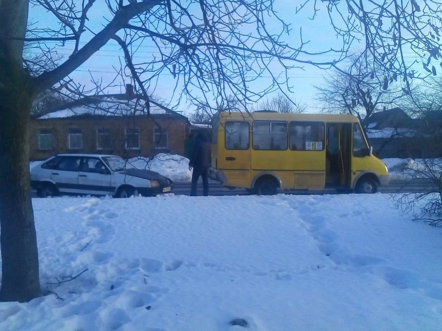 ДТП в Кировограде: легковушка врезалась в маршрутку. ФОТО (фото) - фото 1 ДТП в Кировограде: легковушка врезалась в маршрутку. ФОТО (фото) - фото 1
