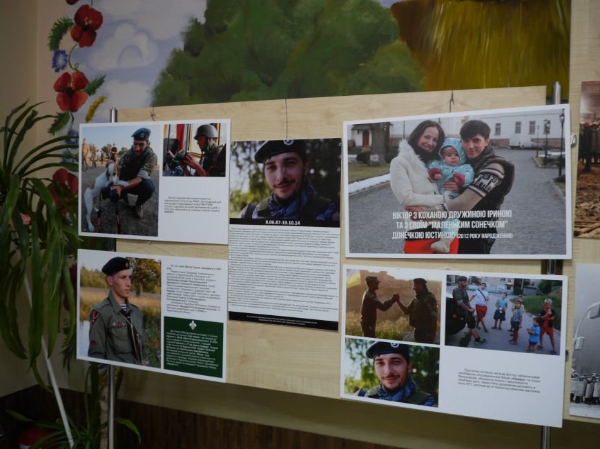Фотовиставку Віктора Гурняка «Війна в моїй країні» відкрили у Тернополі (ФОТО) (фото) - фото 2 Фотовиставку Віктора Гурняка «Війна в моїй країні» відкрили у Тернополі (ФОТО) (фото) - фото 2