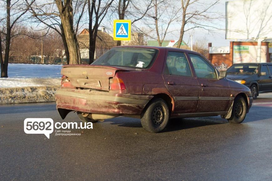 В Днепродзержинске в следствие ДТП чуть не пострадал пешеход (фото) - фото 2 В Днепродзержинске в следствие ДТП чуть не пострадал пешеход (фото) - фото 2