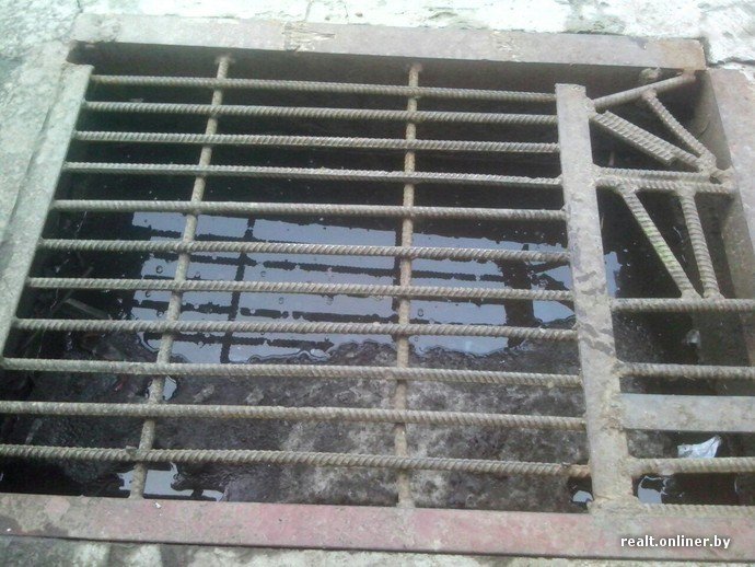 Подъезд в Полоцке превращается в море. «В ЖЭСе считают, что это нормально, а ливневый колодец чистят, когда петух клюнет» (фото) - фото 4 Подъезд в Полоцке превращается в море. «В ЖЭСе считают, что это нормально, а ливневый колодец чистят, когда петух клюнет» (фото) - фото 4