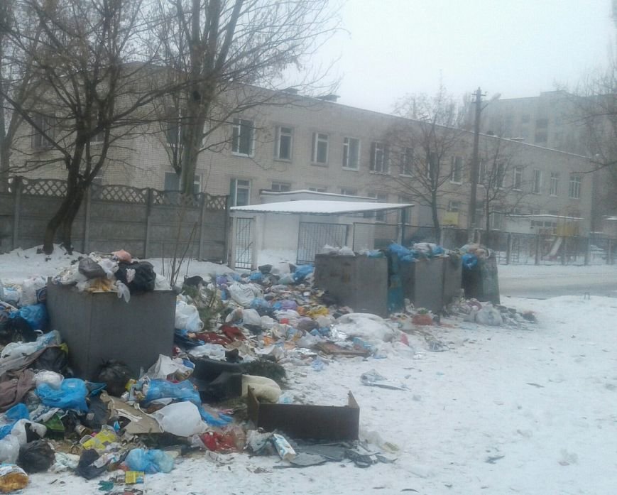 В Днепропетровске на территории начальной школы поселилась мусорная свалка (ФОТО) (фото) - фото 1 В Днепропетровске на территории начальной школы поселилась мусорная свалка (ФОТО) (фото) - фото 1