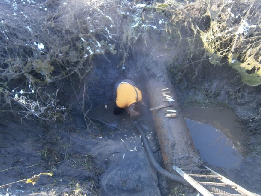 Добропольские водопроводчики устраняют утечки несмотря на погодные условия (фото) - фото 1 Добропольские водопроводчики устраняют утечки несмотря на погодные условия (фото) - фото 1