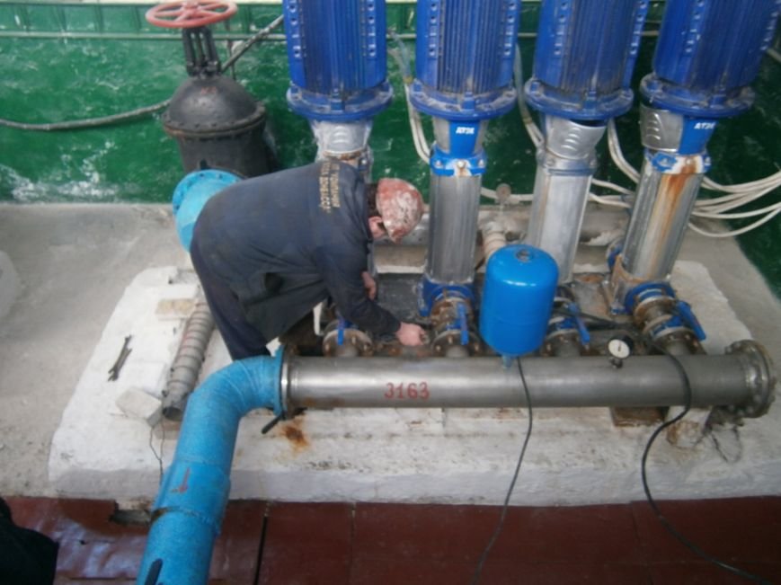 Добропольские водопроводчики устраняют утечки несмотря на погодные условия (фото) - фото 1 Добропольские водопроводчики устраняют утечки несмотря на погодные условия (фото) - фото 1
