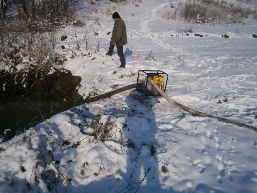 Добропольские водопроводчики устраняют утечки несмотря на погодные условия (фото) - фото 1 Добропольские водопроводчики устраняют утечки несмотря на погодные условия (фото) - фото 1