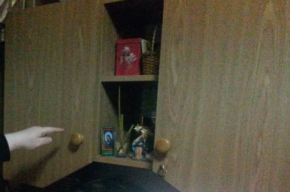 В Полтаве грабитель обокрал сервант на 80 тысяч гривен (фото) - фото 1 В Полтаве грабитель обокрал сервант на 80 тысяч гривен (фото) - фото 1