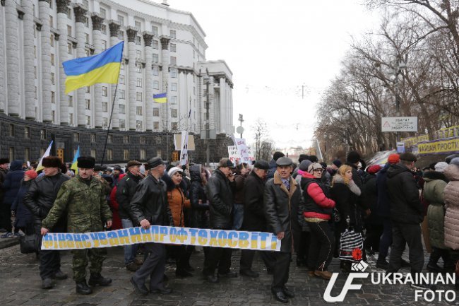 В Киеве митингующие ПТУшники перекрыли Грушевского (ФОТО, ВИДЕО) (фото) - фото 1 В Киеве митингующие ПТУшники перекрыли Грушевского (ФОТО, ВИДЕО) (фото) - фото 1