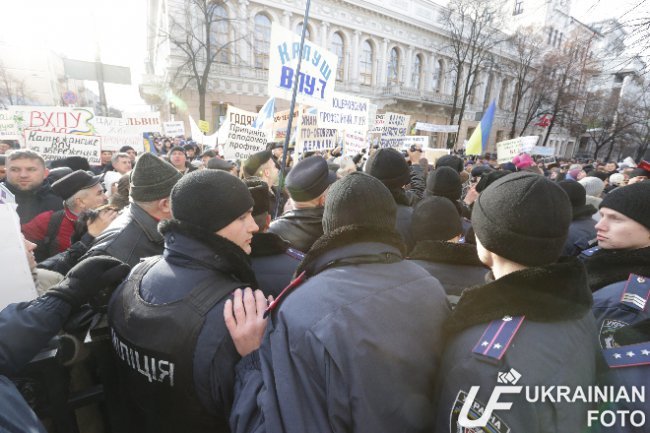В Киеве митингующие ПТУшники перекрыли Грушевского (ФОТО, ВИДЕО) (фото) - фото 1 В Киеве митингующие ПТУшники перекрыли Грушевского (ФОТО, ВИДЕО) (фото) - фото 1