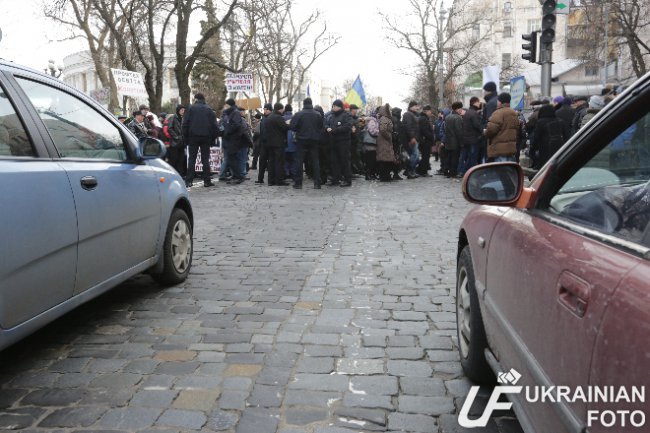 В Киеве митингующие ПТУшники перекрыли Грушевского (ФОТО, ВИДЕО) (фото) - фото 1 В Киеве митингующие ПТУшники перекрыли Грушевского (ФОТО, ВИДЕО) (фото) - фото 1