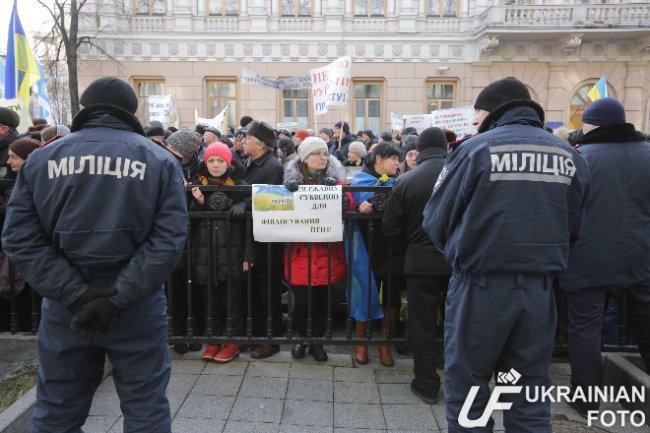 В Киеве митингующие ПТУшники перекрыли Грушевского (ФОТО, ВИДЕО) (фото) - фото 1 В Киеве митингующие ПТУшники перекрыли Грушевского (ФОТО, ВИДЕО) (фото) - фото 1