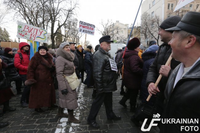 В Киеве митингующие ПТУшники перекрыли Грушевского (ФОТО, ВИДЕО) (фото) - фото 1 В Киеве митингующие ПТУшники перекрыли Грушевского (ФОТО, ВИДЕО) (фото) - фото 1