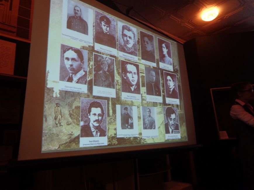 «…Лицарство Крут, нам вас не забути…» - в Красноармейском историческом музее почтили память Героев Крут (фото) - фото 13 «…Лицарство Крут, нам вас не забути…» - в Красноармейском историческом музее почтили память Героев Крут (фото) - фото 13