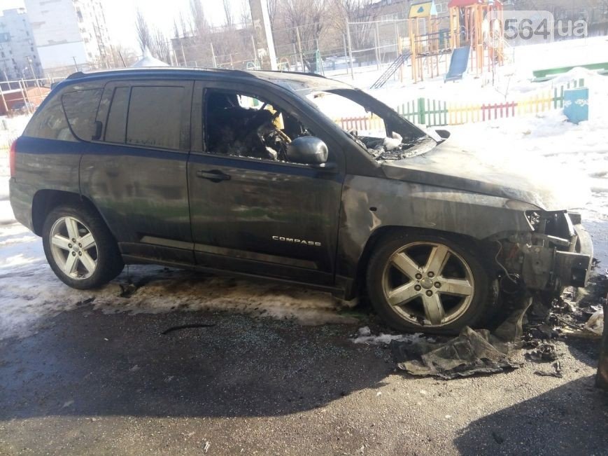 В Кривом Роге: сгорело 3 авто, объявили карантин, закрыли подпольное казино, а мэр остался недовольный уборкой снега (фото) - фото 2 В Кривом Роге: сгорело 3 авто, объявили карантин, закрыли подпольное казино, а мэр остался недовольный уборкой снега (фото) - фото 2