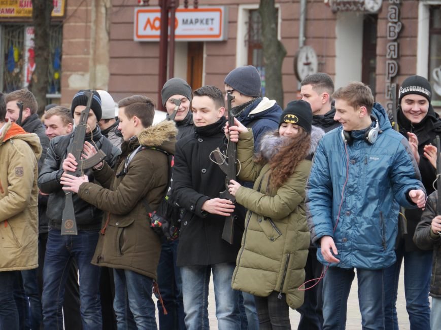 У центрі Тернополя відзняли патріотичний відеоролик до річниці бою під Крутами (ФОТО) (фото) - фото 2 У центрі Тернополя відзняли патріотичний відеоролик до річниці бою під Крутами (ФОТО) (фото) - фото 2