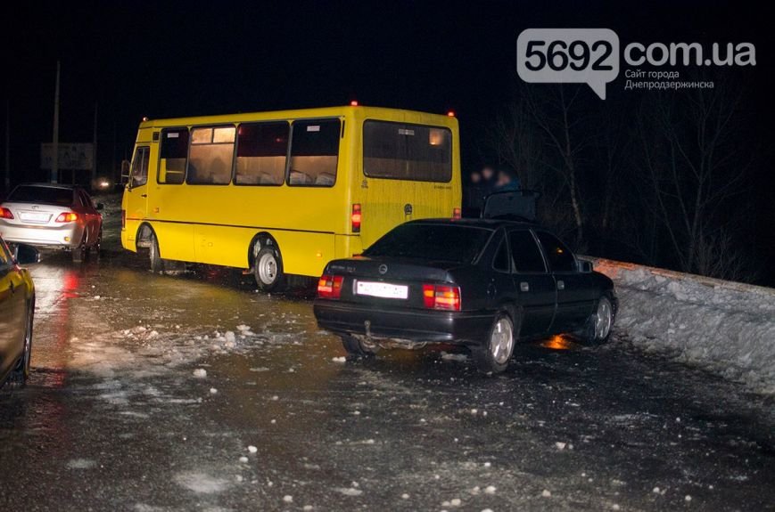 Массовое ДТП в Днепродзержинске: на левобережном мосту столкнулись 6 легковых авто и маршрутка (фото) - фото 1 Массовое ДТП в Днепродзержинске: на левобережном мосту столкнулись 6 легковых авто и маршрутка (фото) - фото 1