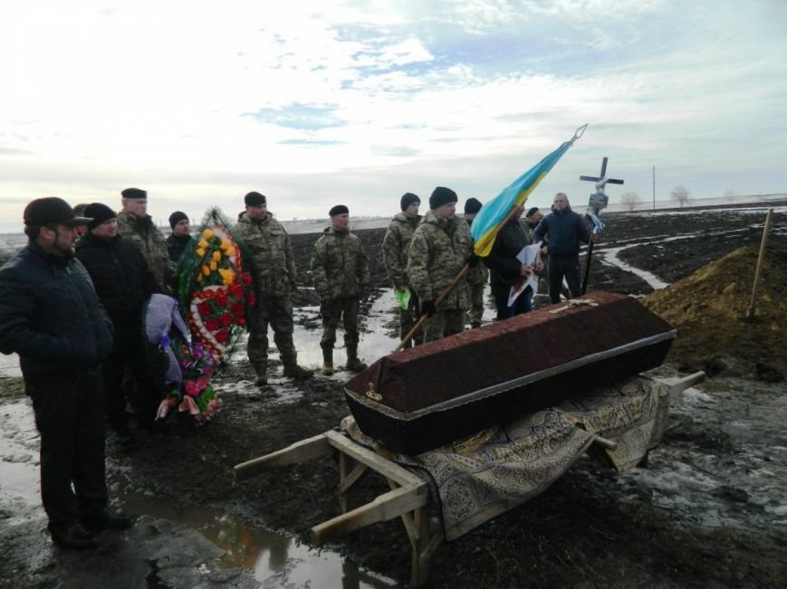 Николаевщина провела погибшего бойца АТО в последний путь (ФОТО) (фото) - фото 4 Николаевщина провела погибшего бойца АТО в последний путь (ФОТО) (фото) - фото 4
