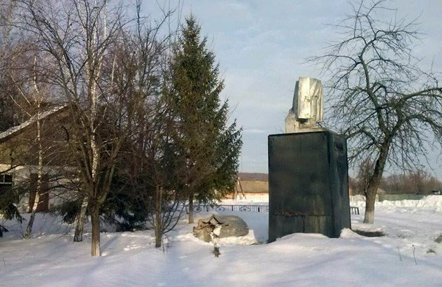 На Полтавщине за ночь активисты демонтировали три памятника советских политических деятелей (ФОТО) (фото) - фото 1 На Полтавщине за ночь активисты демонтировали три памятника советских политических деятелей (ФОТО) (фото) - фото 1