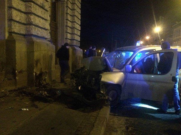 Очевидці оприлюднили фотографії з місця ДТП, де автомобіль в'їхав в Оперний театр (ФОТО) (фото) - фото 4 Очевидці оприлюднили фотографії з місця ДТП, де автомобіль в'їхав в Оперний театр (ФОТО) (фото) - фото 4