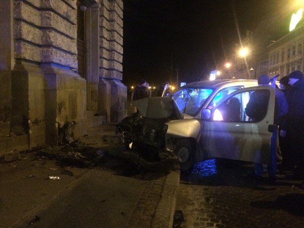 Очевидці оприлюднили фотографії з місця ДТП, де автомобіль в'їхав в Оперний театр (ФОТО) (фото) - фото 4 Очевидці оприлюднили фотографії з місця ДТП, де автомобіль в'їхав в Оперний театр (ФОТО) (фото) - фото 4