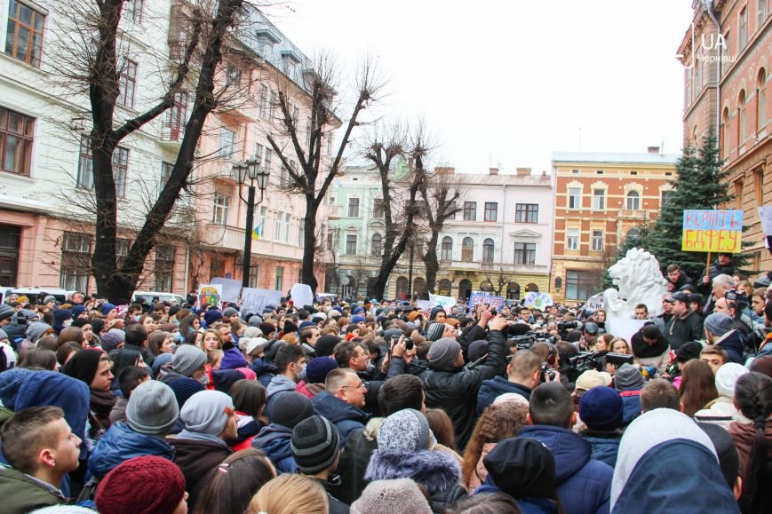 «Ми не хочемо в ЧНУ, поверніть БДФЕУ»! У Чернівцях триває студентський мітинг (ФОТО, ВІДЕО) (фото) - фото 2 «Ми не хочемо в ЧНУ, поверніть БДФЕУ»! У Чернівцях триває студентський мітинг (ФОТО, ВІДЕО) (фото) - фото 2