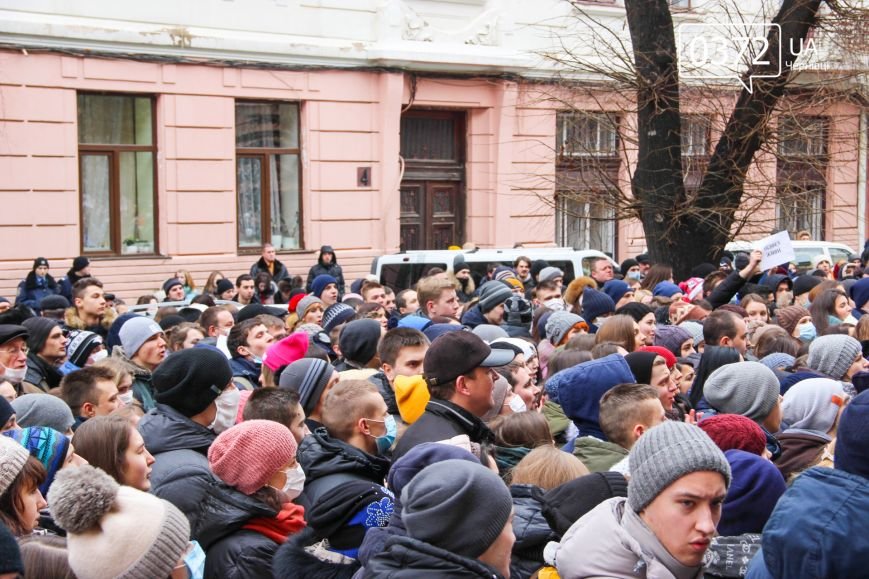 «Ми не хочемо в ЧНУ, поверніть БДФЕУ»! У Чернівцях триває студентський мітинг (ФОТО, ВІДЕО) (фото) - фото 2 «Ми не хочемо в ЧНУ, поверніть БДФЕУ»! У Чернівцях триває студентський мітинг (ФОТО, ВІДЕО) (фото) - фото 2