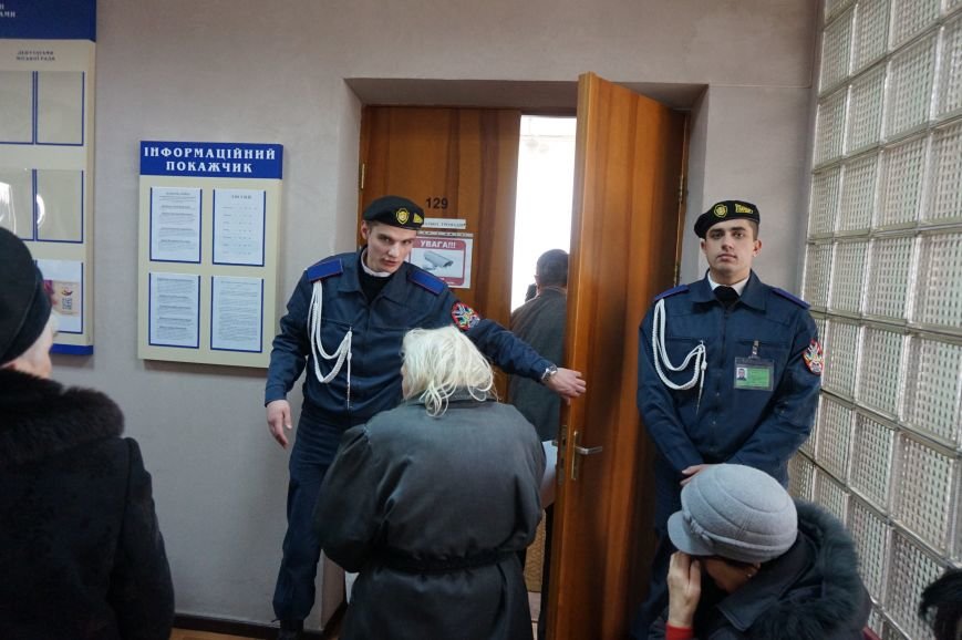 На приеме Юрия Вилкула криворожанка угрожала себя поджечь (ФОТО) (фото) - фото 1 На приеме Юрия Вилкула криворожанка угрожала себя поджечь (ФОТО) (фото) - фото 1