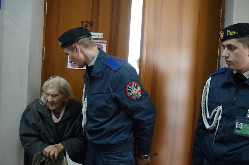На приеме Юрия Вилкула криворожанка угрожала себя поджечь (ФОТО) (фото) - фото 1 На приеме Юрия Вилкула криворожанка угрожала себя поджечь (ФОТО) (фото) - фото 1