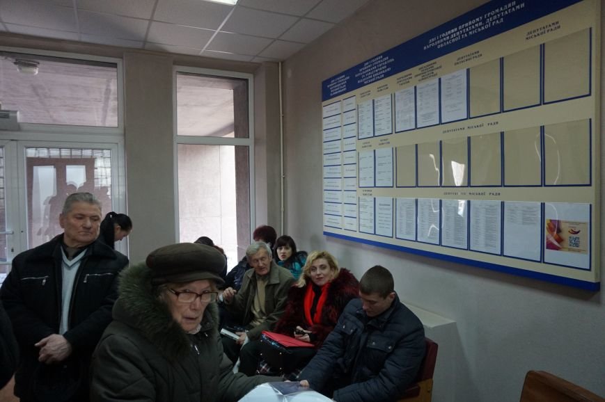 На приеме Юрия Вилкула криворожанка угрожала себя поджечь (ФОТО) (фото) - фото 1 На приеме Юрия Вилкула криворожанка угрожала себя поджечь (ФОТО) (фото) - фото 1