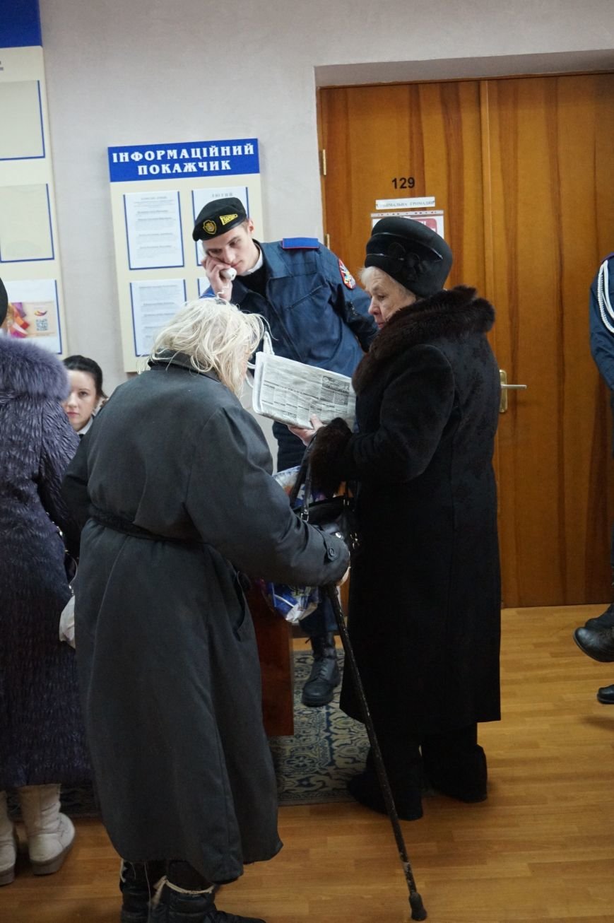На приеме Юрия Вилкула криворожанка угрожала себя поджечь (ФОТО) (фото) - фото 1 На приеме Юрия Вилкула криворожанка угрожала себя поджечь (ФОТО) (фото) - фото 1