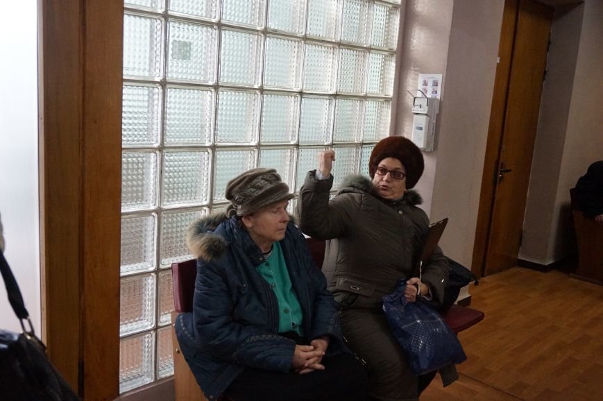 На приеме Юрия Вилкула криворожанка угрожала себя поджечь (ФОТО) (фото) - фото 1 На приеме Юрия Вилкула криворожанка угрожала себя поджечь (ФОТО) (фото) - фото 1