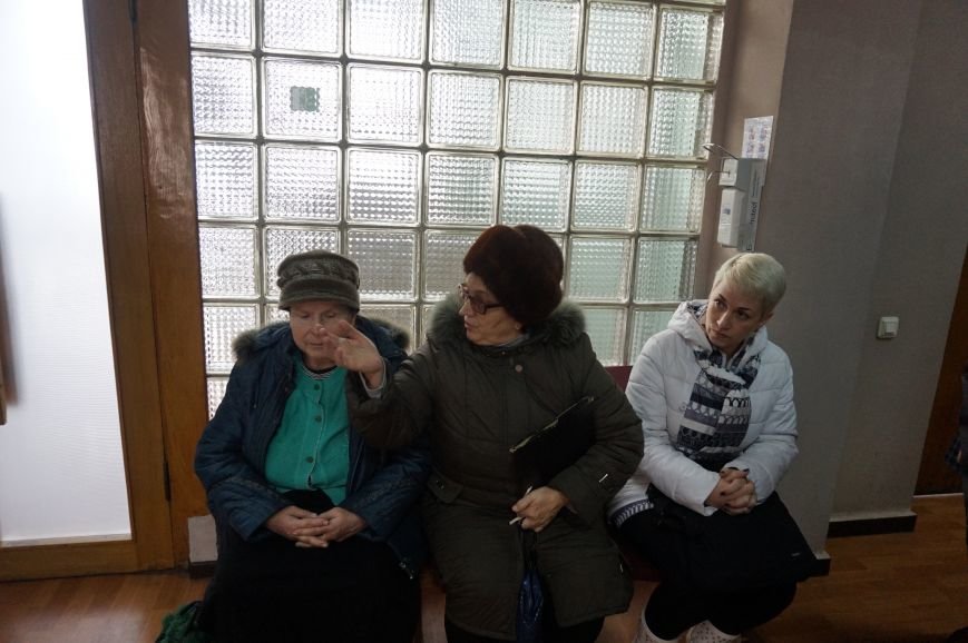 На приеме Юрия Вилкула криворожанка угрожала себя поджечь (ФОТО) (фото) - фото 1 На приеме Юрия Вилкула криворожанка угрожала себя поджечь (ФОТО) (фото) - фото 1