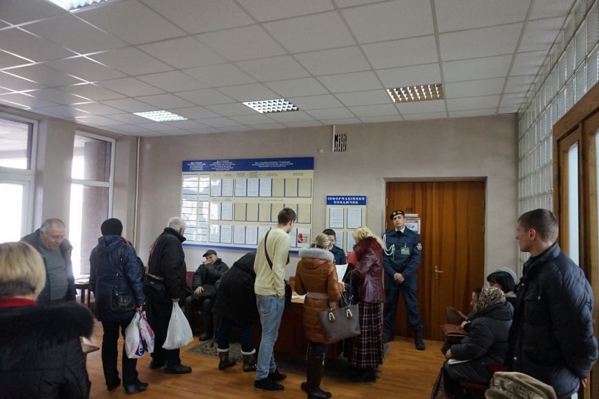 На приеме Юрия Вилкула криворожанка угрожала себя поджечь (ФОТО) (фото) - фото 1 На приеме Юрия Вилкула криворожанка угрожала себя поджечь (ФОТО) (фото) - фото 1