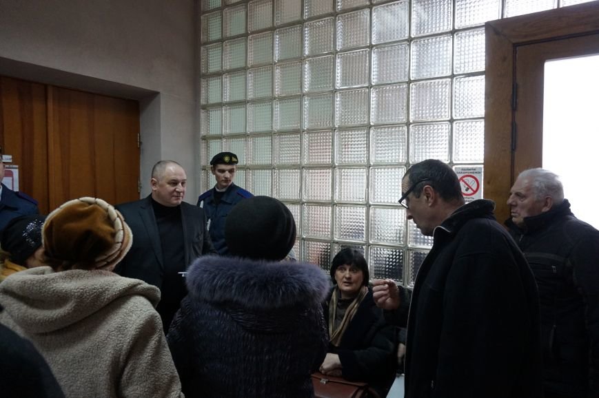 На приеме Юрия Вилкула криворожанка угрожала себя поджечь (ФОТО) (фото) - фото 1 На приеме Юрия Вилкула криворожанка угрожала себя поджечь (ФОТО) (фото) - фото 1