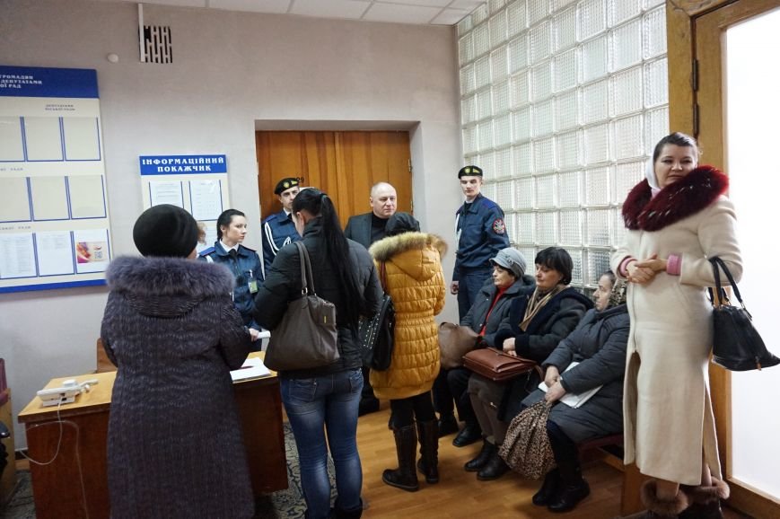 На приеме Юрия Вилкула криворожанка угрожала себя поджечь (ФОТО) (фото) - фото 1 На приеме Юрия Вилкула криворожанка угрожала себя поджечь (ФОТО) (фото) - фото 1