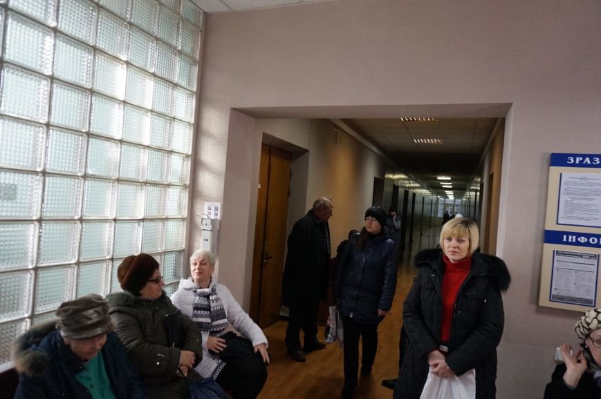 На приеме Юрия Вилкула криворожанка угрожала себя поджечь (ФОТО) (фото) - фото 1 На приеме Юрия Вилкула криворожанка угрожала себя поджечь (ФОТО) (фото) - фото 1