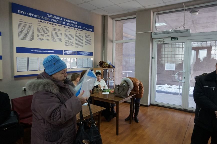 На приеме Юрия Вилкула криворожанка угрожала себя поджечь (ФОТО) (фото) - фото 1 На приеме Юрия Вилкула криворожанка угрожала себя поджечь (ФОТО) (фото) - фото 1