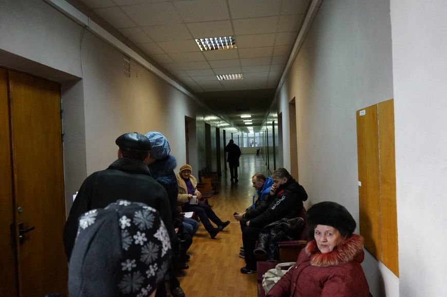 На приеме Юрия Вилкула криворожанка угрожала себя поджечь (ФОТО) (фото) - фото 1 На приеме Юрия Вилкула криворожанка угрожала себя поджечь (ФОТО) (фото) - фото 1
