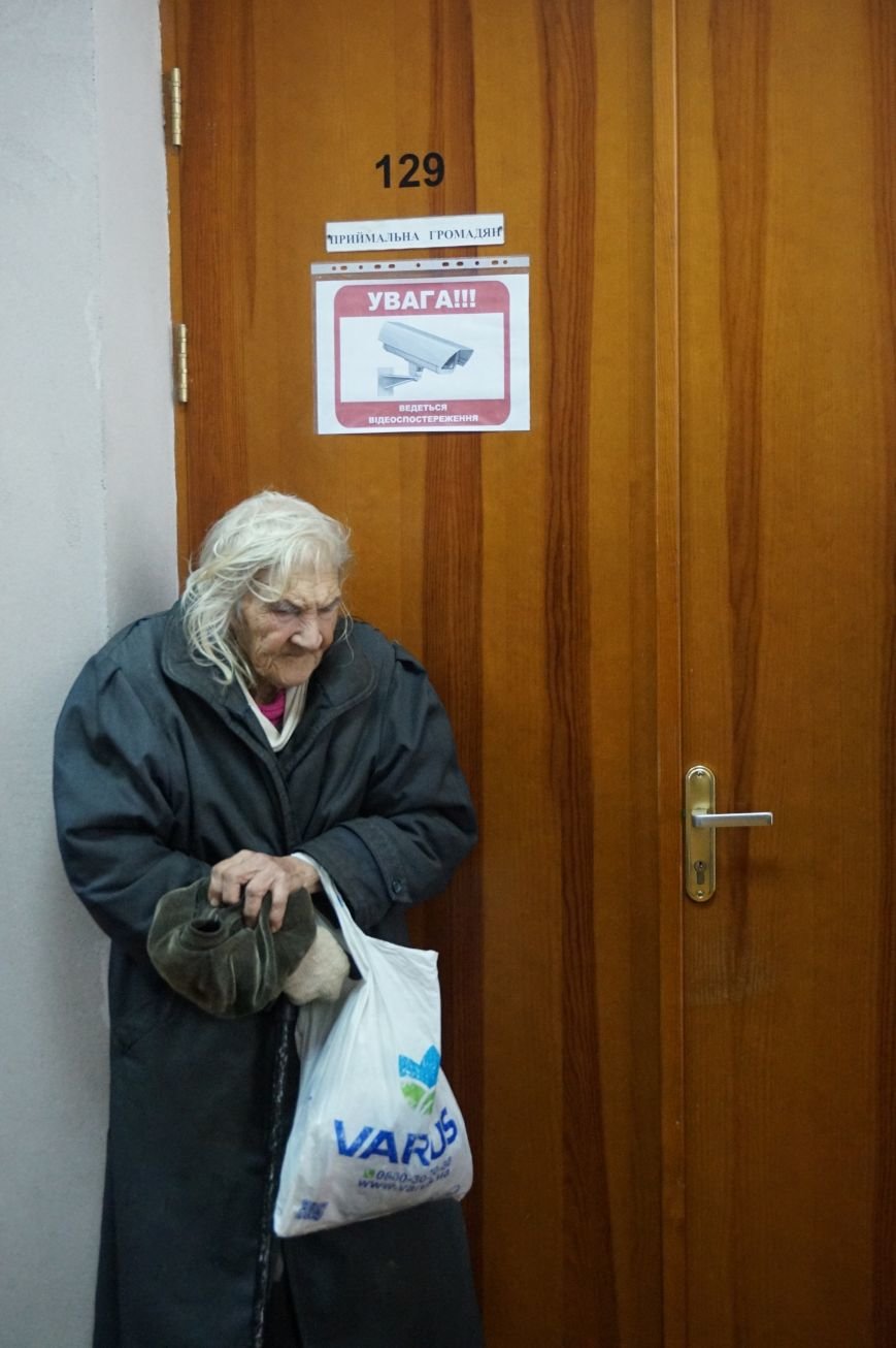 На приеме Юрия Вилкула криворожанка угрожала себя поджечь (ФОТО) (фото) - фото 1 На приеме Юрия Вилкула криворожанка угрожала себя поджечь (ФОТО) (фото) - фото 1