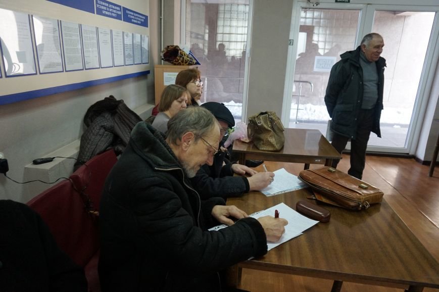 На приеме Юрия Вилкула криворожанка угрожала себя поджечь (ФОТО) (фото) - фото 1 На приеме Юрия Вилкула криворожанка угрожала себя поджечь (ФОТО) (фото) - фото 1