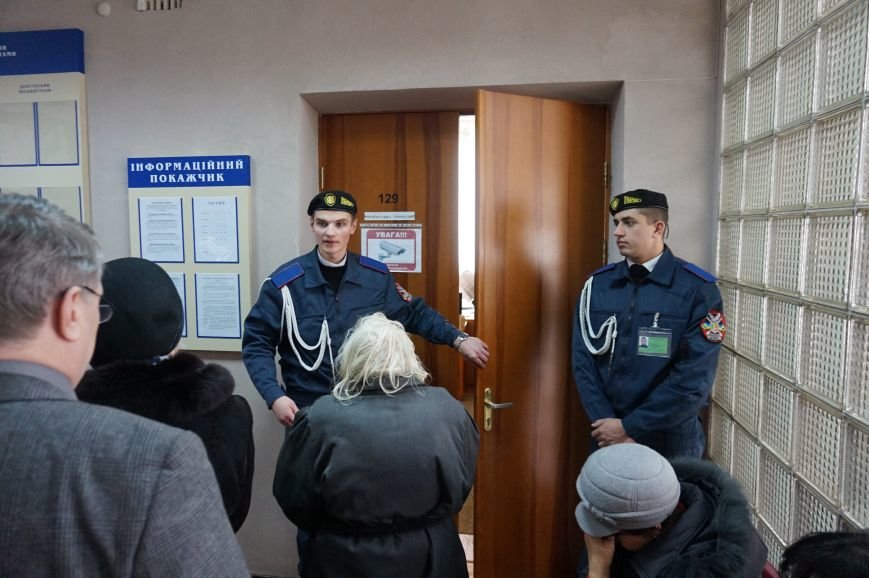 На приеме Юрия Вилкула криворожанка угрожала себя поджечь (ФОТО) (фото) - фото 1 На приеме Юрия Вилкула криворожанка угрожала себя поджечь (ФОТО) (фото) - фото 1