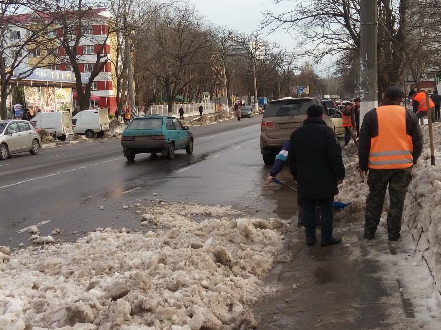 Ловушки для автомобилистов: Одесские дворники выбрасывают снег на проезжую часть (ФОТО) (фото) - фото 1