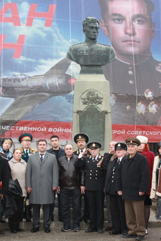 В Алупке почтили память легендарного аса, дважды Героя Советского Союза Амет-Хана Султана (фото) - фото 1 В Алупке почтили память легендарного аса, дважды Героя Советского Союза Амет-Хана Султана (фото) - фото 1