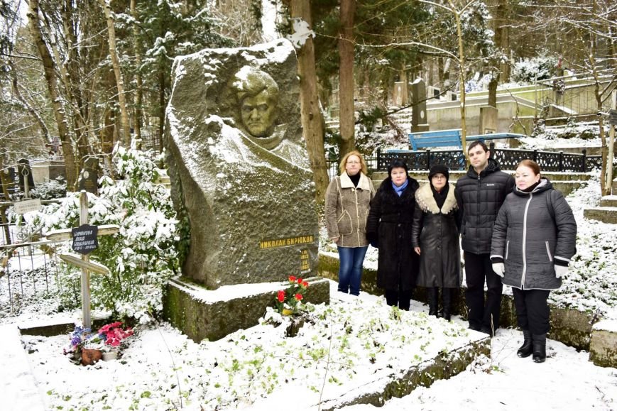 В Ялте почтили память писателя Николая Бирюкова (фото) - фото 1 В Ялте почтили память писателя Николая Бирюкова (фото) - фото 1