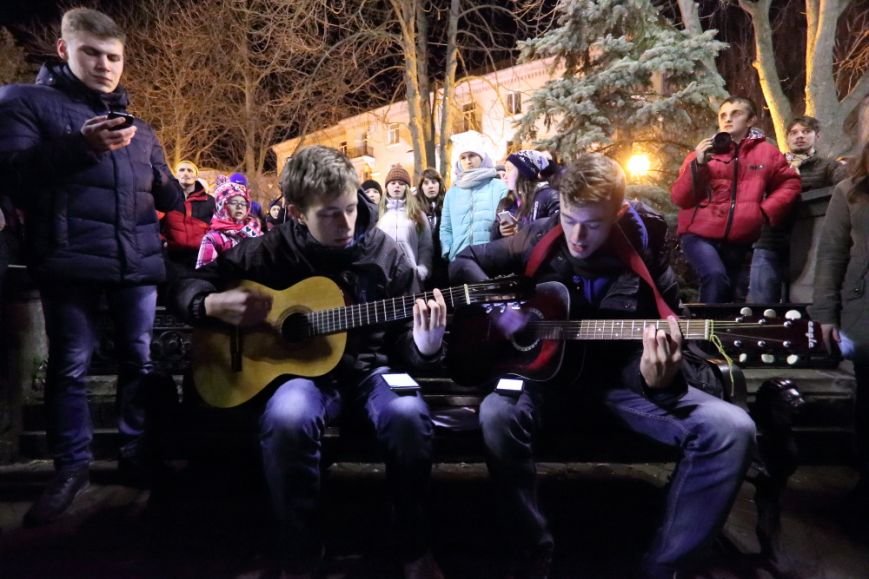 Сотні тернополян запалили свічки, щоб вшанувати пам'ять Скрябіна (фото) - фото 1 Сотні тернополян запалили свічки, щоб вшанувати пам'ять Скрябіна (фото) - фото 1