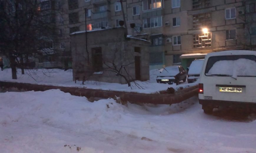 Несмотря на неоднократные обращения криворожан, на Даманском всю осень и зиму отапливают улицу (ФОТО) (фото) - фото 2 Несмотря на неоднократные обращения криворожан, на Даманском всю осень и зиму отапливают улицу (ФОТО) (фото) - фото 2
