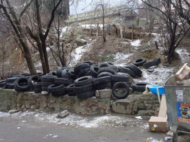 Кладбище покрышек в Ялте, или Проблемы с мусором продлжаются (фото) - фото 1 Кладбище покрышек в Ялте, или Проблемы с мусором продлжаются (фото) - фото 1